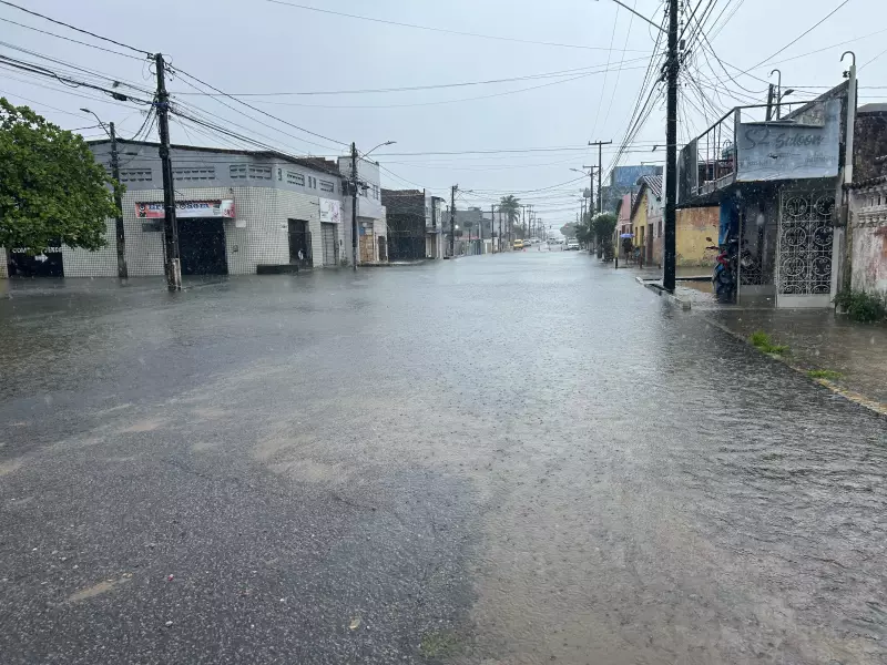 Natal enfrenta alagamentos em ruas e avenidas neste domingo; veja os locais mais afetados