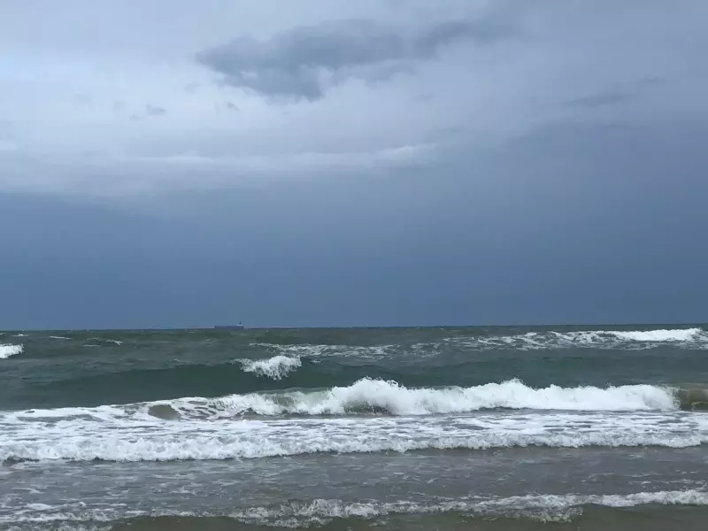 Naufrágio em Pirambu: Dois pescadores são resgatados com vida após acidente no mar