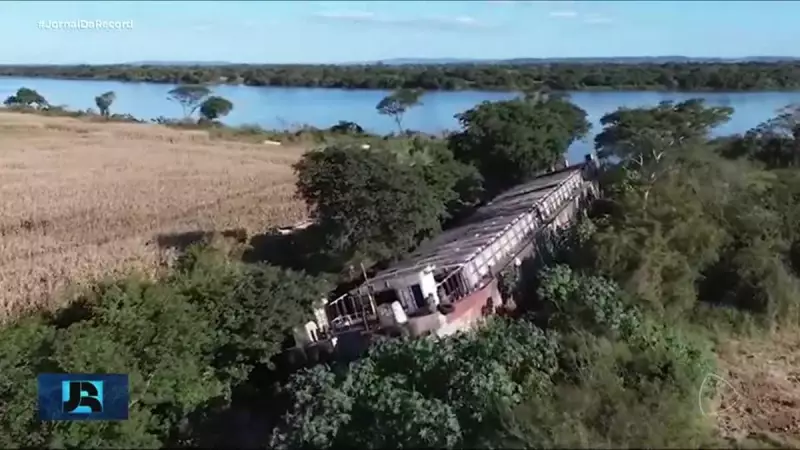 Navio ainda encalhado em arrozal no RS: Um ano após enchente, situação permanece sem solução