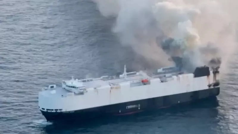 Navio com 3 mil carros, incluindo elétricos, é abandonado no Pacífico após incêndio