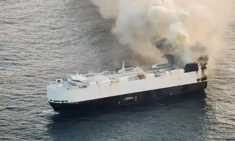 Navio com 3 mil carros pega fogo no Alasca: veja imagens e detalhes do acidente