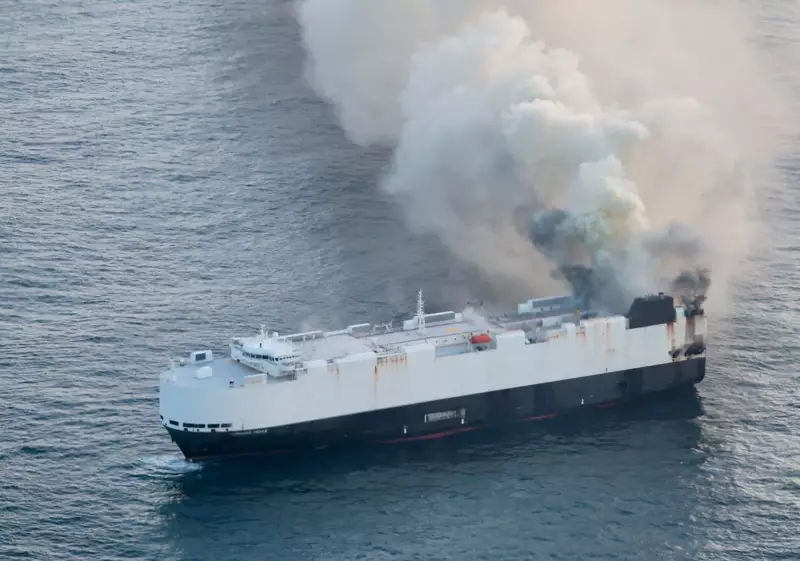 Navio com 3.000 carros queima há uma semana e chances de apagar o incêndio são mínimas