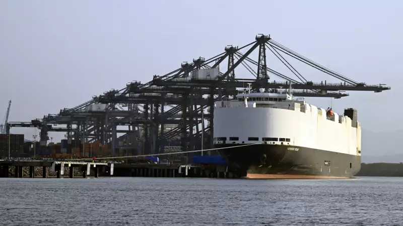 Navio com 800 carros elétricos pega fogo e é abandonado no Pacífico: desastre ambiental em alto mar