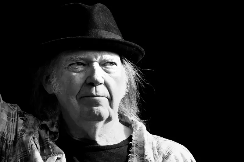 Neil Young equilibra política e vida pessoal em 'Talkin' to the Trees'