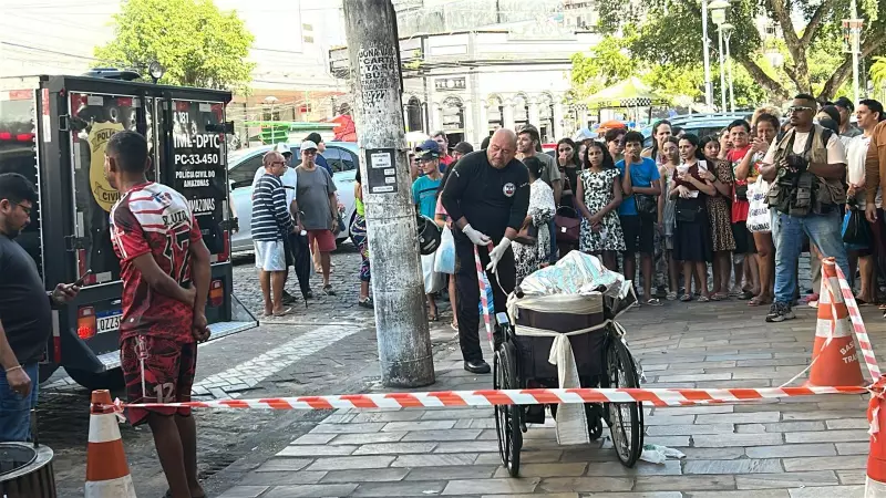 Neto é preso em Manaus por andar com avô morto em cadeira de rodas para pedir dinheiro | Vídeo chocante