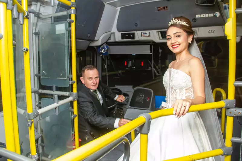 Noiva emociona ao homenagear pai motorista de ônibus com ensaio fotográfico no terminal: 'Honrar tudo o que ele fez'