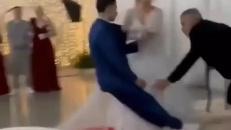 Noivo desmaia no altar durante entrada da noiva e vídeo emocionante viraliza