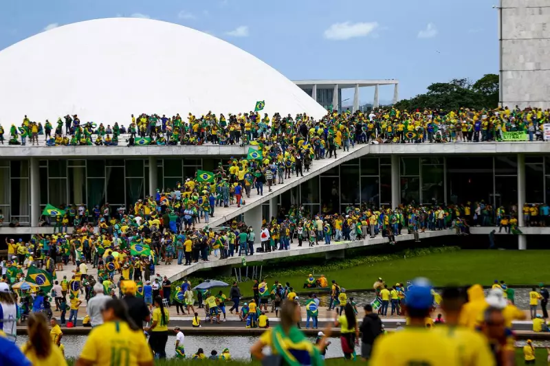 Novo projeto reduz penas de exilados que atacaram poderes: entenda as mudanças