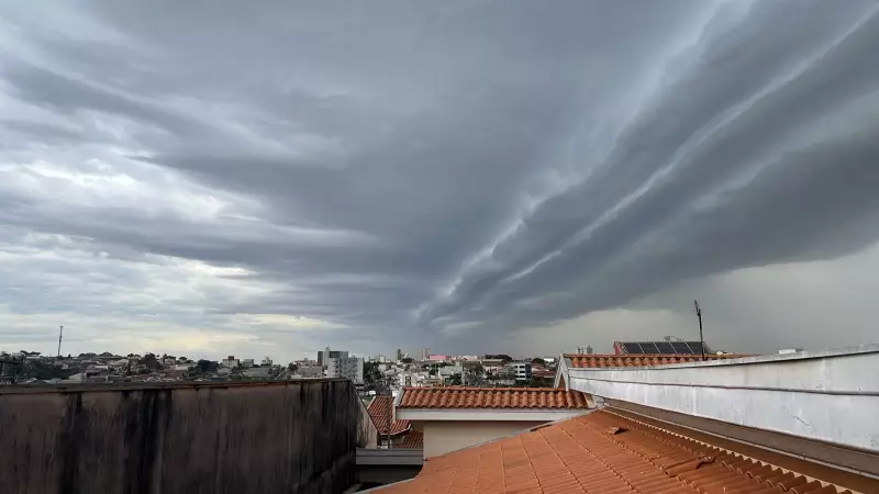 Nuvem 'prateleira' impressiona moradores no interior de SP com chegada de frente fria