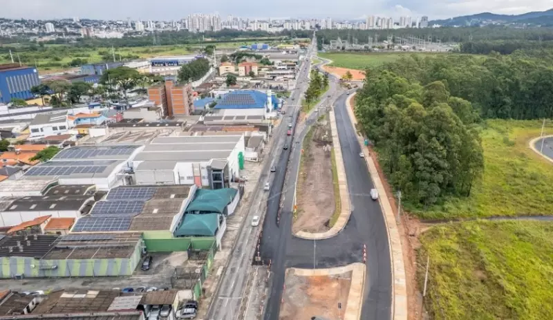 Obras na Avenida César de Sousa causam trânsito intenso em Mogi das Cruzes