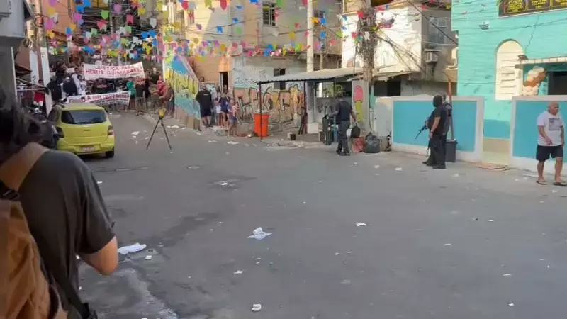 Office boy morre baleado em festa junina no Rio: polícia faz perícia no local