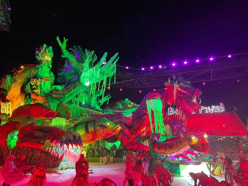 Onças e jacarés roubam a cena na apresentação da Tapyrayawara pelo Garantido no 58º Festival de Parintins