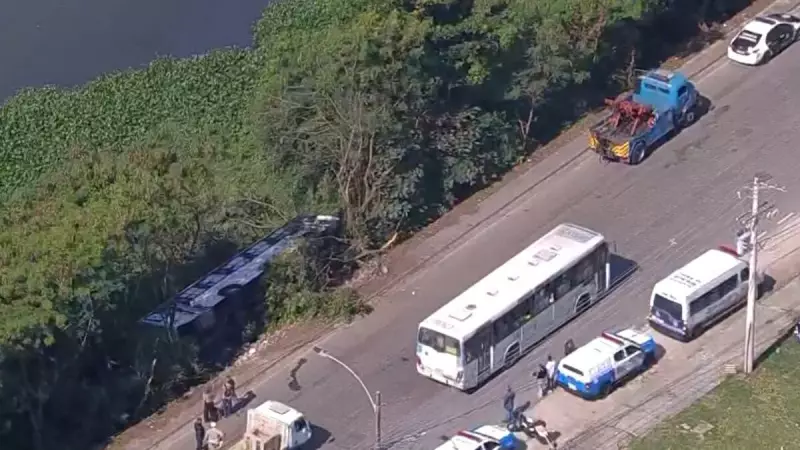 Ônibus cai em canal no Rio de Janeiro: passageiros relatam momentos de terror e desespero