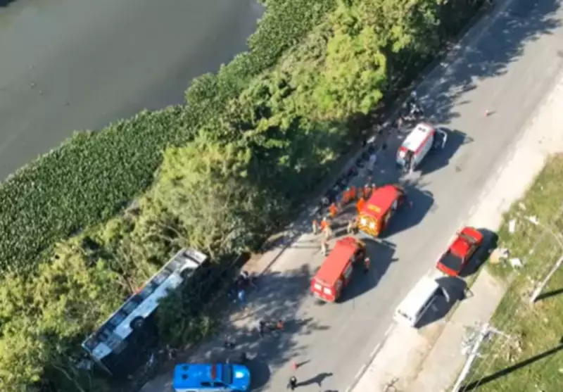 Ônibus capota e cai em canal na Avenida Ayrton Senna, no Rio de Janeiro
