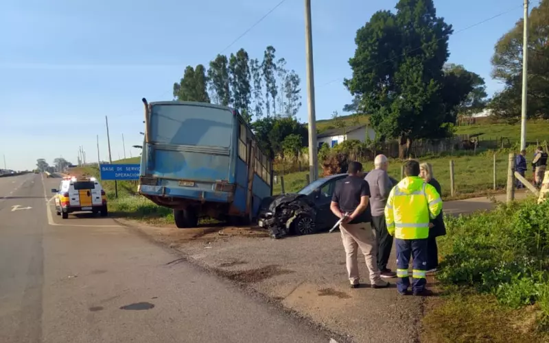 Ônibus colide com carro e deixa cinco feridos na MG-491 em Três Corações, MG