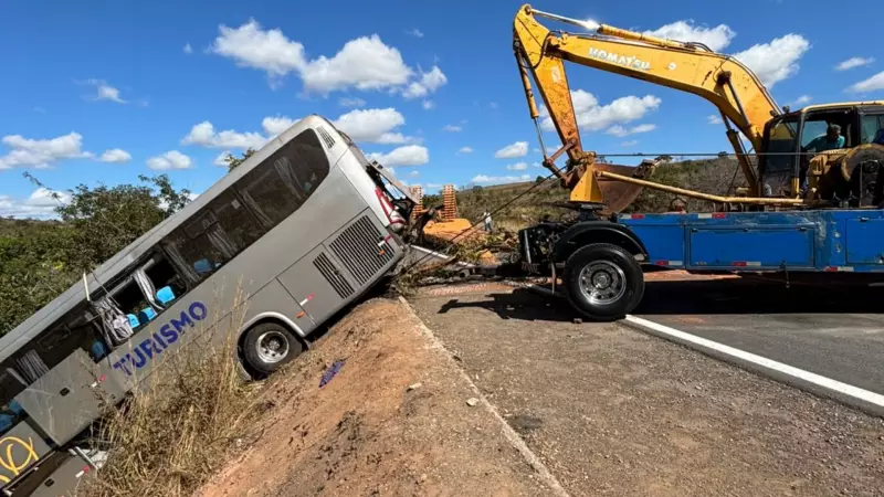 Ônibus com 40 passageiros capota na BR-365 em MG: veja detalhes do acidente