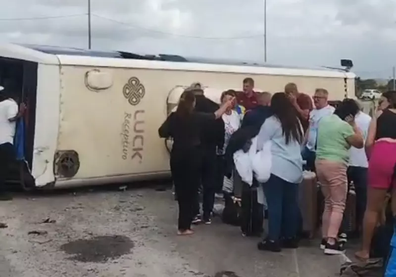 Ônibus com turistas tomba em Ipojuca: acidente deixa feridos e causa transtornos