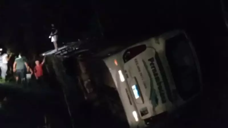 Ônibus de viagem tomba na CE-040 e deixa passageiros feridos no Ceará | Veja vídeo