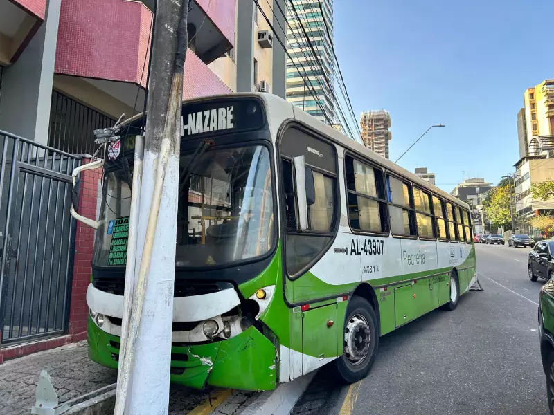 Ônibus desgovernado invade calçada e bate em poste na Ladeira da Doca, em Belém
