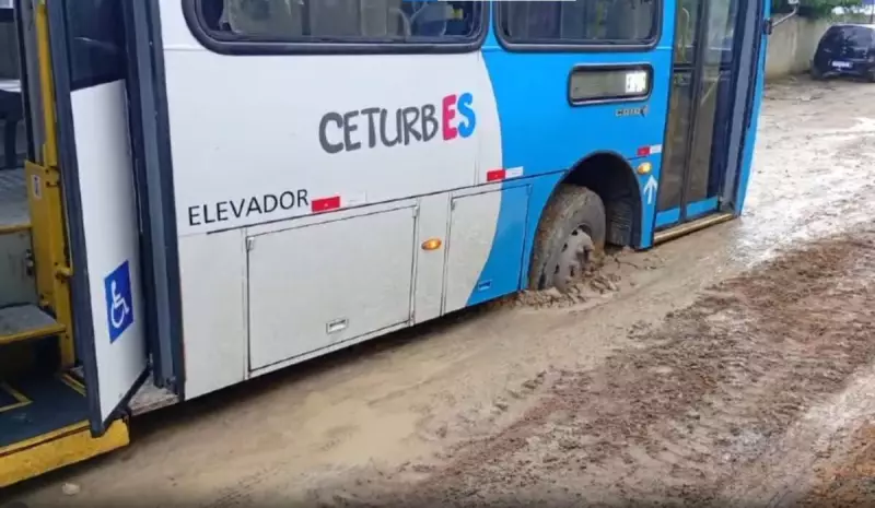 Ônibus do Transcol fica atolado na lama em avenida da Serra — veja fotos e detalhes