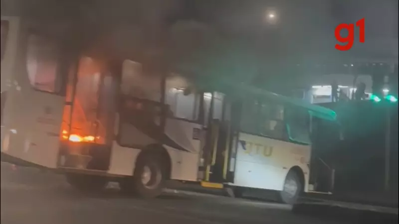 Ônibus do transporte público pega fogo em Jacareí; veja vídeo e saiba detalhes