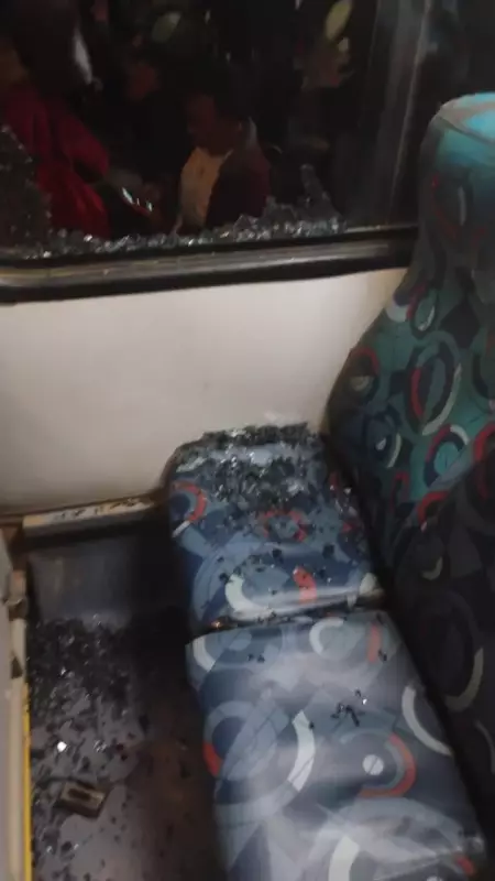 Ônibus é atingido por paralelepípedo em Saquarema: duas passageiras ficam feridas
