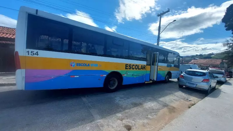 Ônibus escolar colide com carros em Saquarema, RJ: veja detalhes do acidente