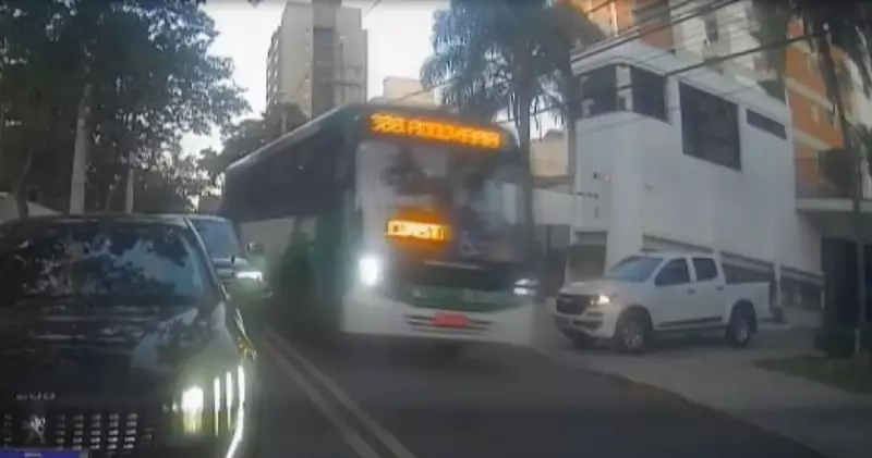 Ônibus invade contramão e avança sinal vermelho no Cambuí, em Campinas; veja o vídeo