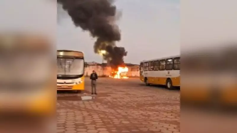 Ônibus pega fogo dentro de garagem no bairro do Tapanã, em Belém — veja detalhes