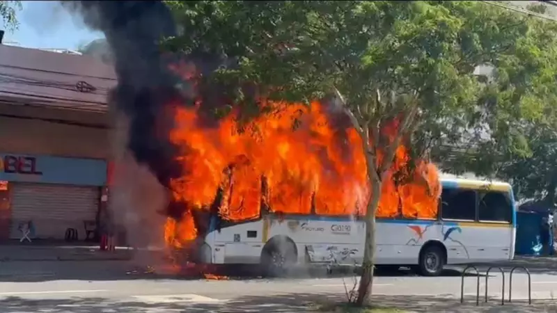 Ônibus pega fogo e interdita trecho da Estrada de Jacarepaguá no Rio de Janeiro