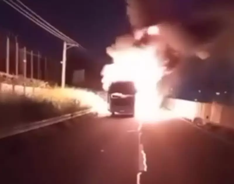 Ônibus pega fogo na Marginal da Anhanguera em Campinas; veja detalhes do incidente