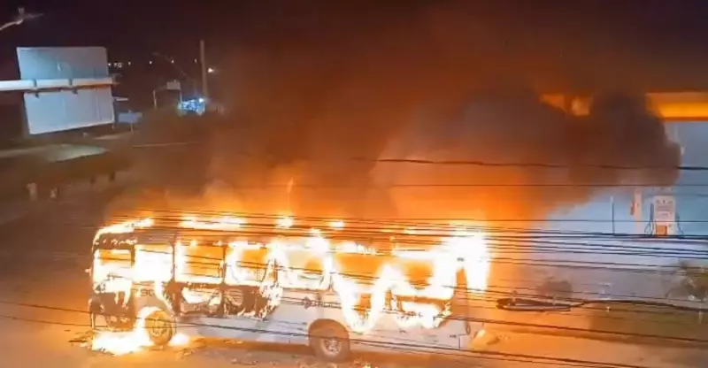 Ônibus pega fogo na Zona Norte de Aracaju: veja detalhes do incidente