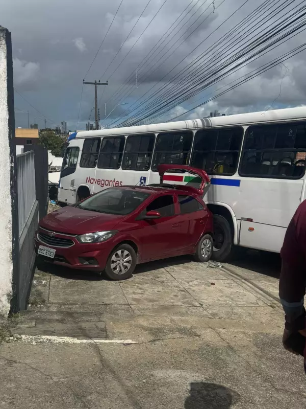 Ônibus sem motorista colide e derruba muro de residência em João Pessoa: veja o que aconteceu