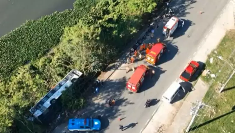 Ônibus tomba próximo a canal no Rio de Janeiro e passageiros são resgatados de barco
