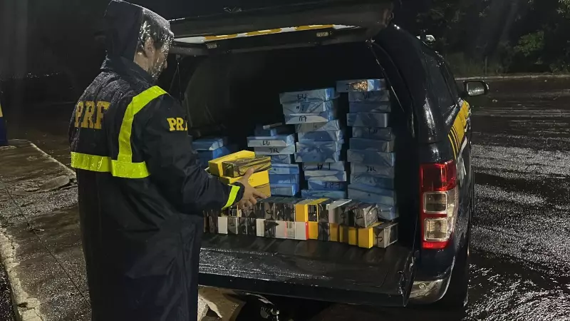 Operação apreende centenas de celulares e notebooks em fundo falso de caminhão no Paraná