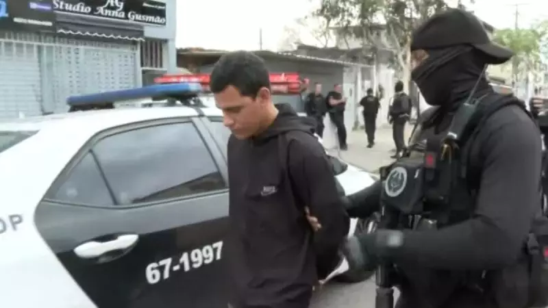 Operação da Polícia Civil no Complexo do Alemão mira provedores clandestinos de internet