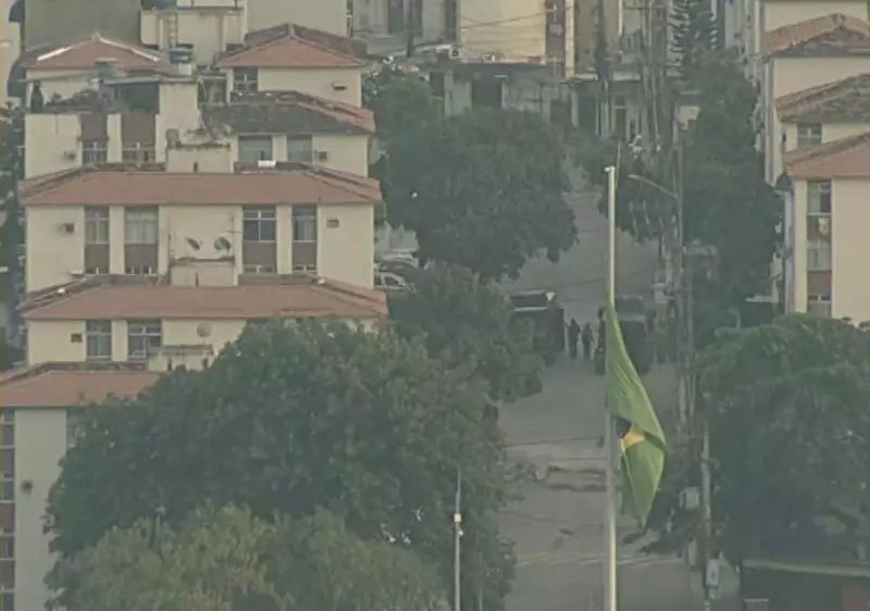 Operação da Polícia Civil no Complexo Israel: tiroteio intenso e apreensão de armas no Rio