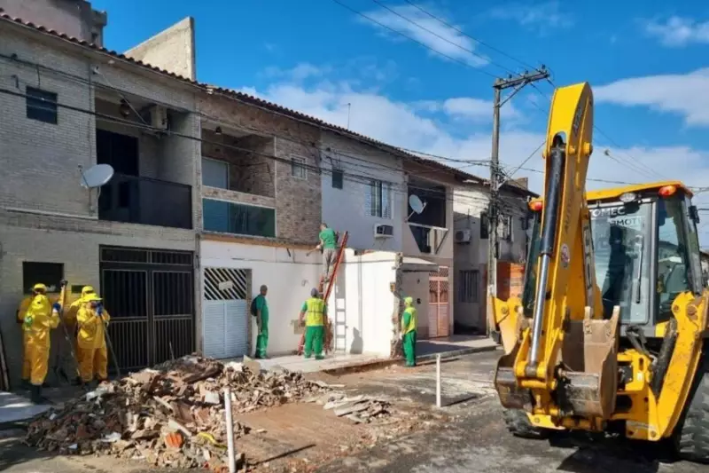 Operação em Santos (SP) derruba 22 construções irregulares em ação conjunta