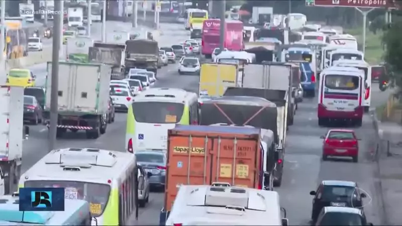 Operação no Complexo de Israel paralisa Rio: vias bloqueadas e serviços afetados