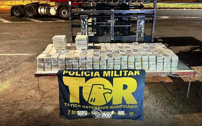 Operação policial apreende quase meia tonelada de cocaína em fundo falso de carreta