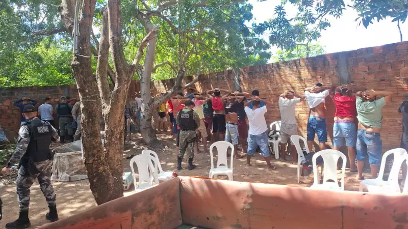 Operação policial desmantela rinha de galos em Teresina e prende mais de 40 pessoas