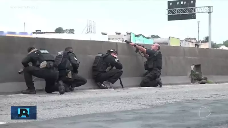 Operação policial no Complexo de Israel, no RJ, deixa rastro de tiroteios intensos