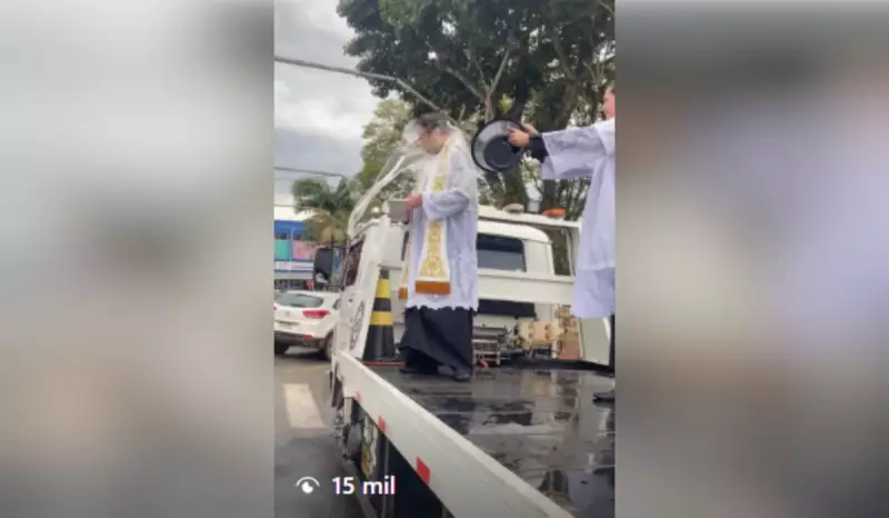 Padre inova e usa balde para abençoar fiéis com água benta durante carreata em Angatuba