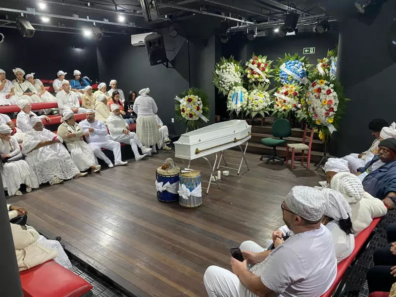 Pai de Santo morto em incêndio é velado no Teatro de Arena em Porto Alegre