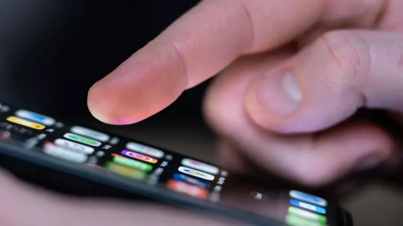 Pai desbloqueia celular do filho morto há um ano e descobre vídeo do assassino