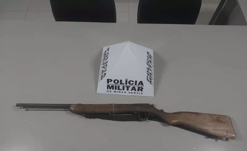 Pai é preso por ameaçar filho adolescente com facão e manter arma ilegal em casa em Minas Gerais