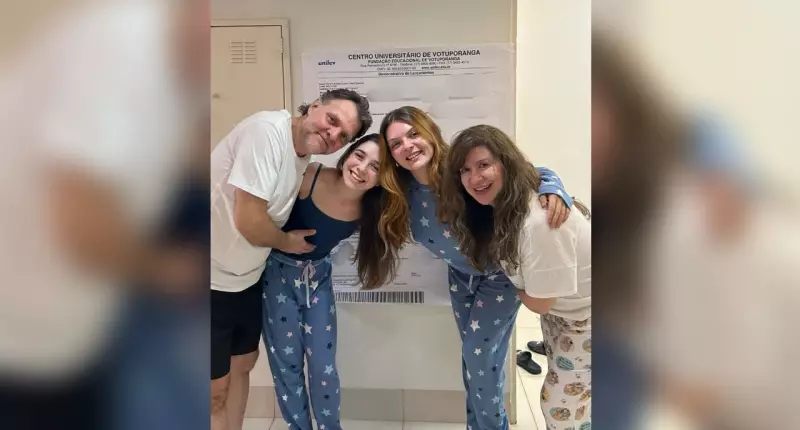Pai emociona ao pagar último boleto da faculdade de medicina da filha ao som de 'Tema da Vitória'