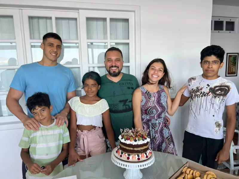Pai solo adota 5 irmãos e evita separação da família em SC — Conheça essa história emocionante!