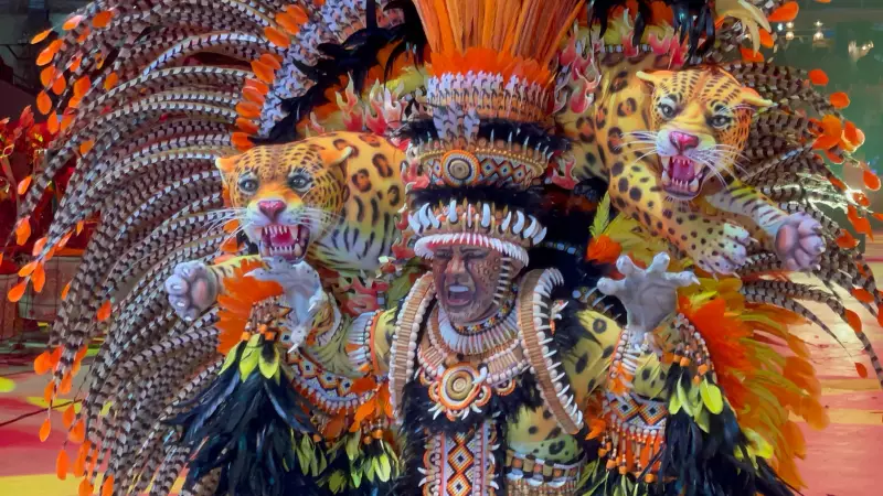 Pajé do Garantido realiza ritual Ajie e se transforma em onça no Festival de Parintins 2025