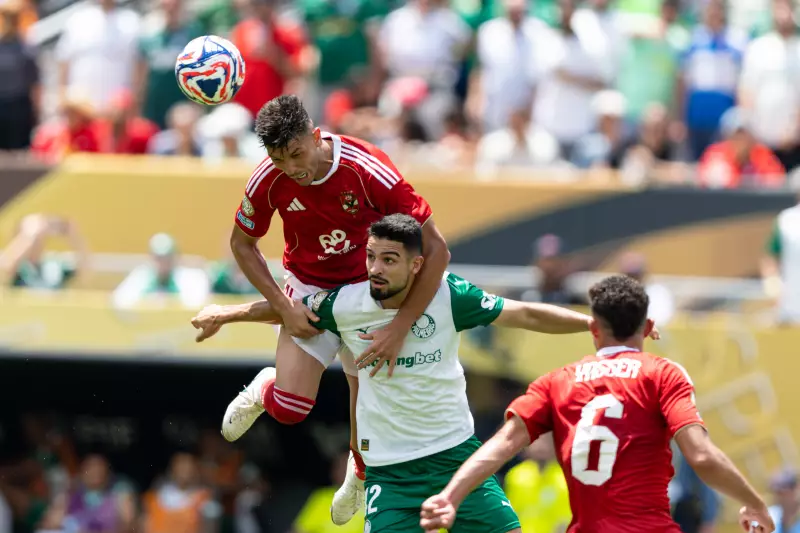 Palmeiras vence por 2 a 0 após jogo ser interrompido por alerta de tempestade